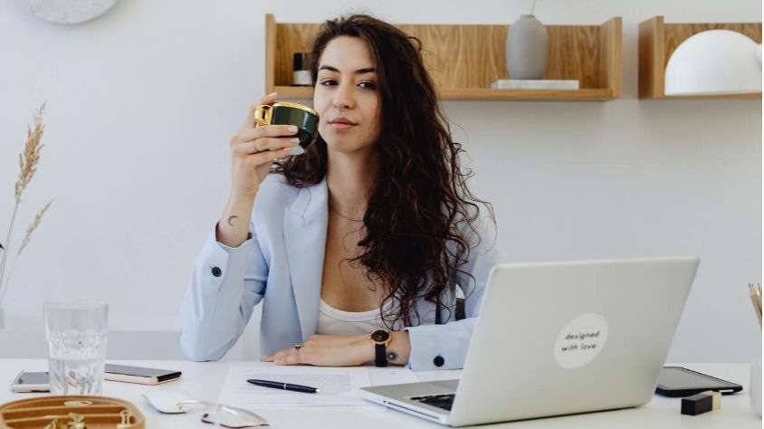 Terlalu Mendengarkan Kata Orang Lain, Salah Satu Penyebab Seseorang Belum Bisa Mencintai Diri Sendiri